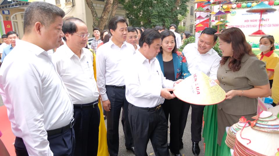 Phó Bí thư Thường trực Thành uỷ Nguyễn Thị Tuyến và Bộ trưởng Bộ NN&PTNT Lê Minh Hoan thăm gian trưng bày sản phẩm OCOP bên lề hội nghị.