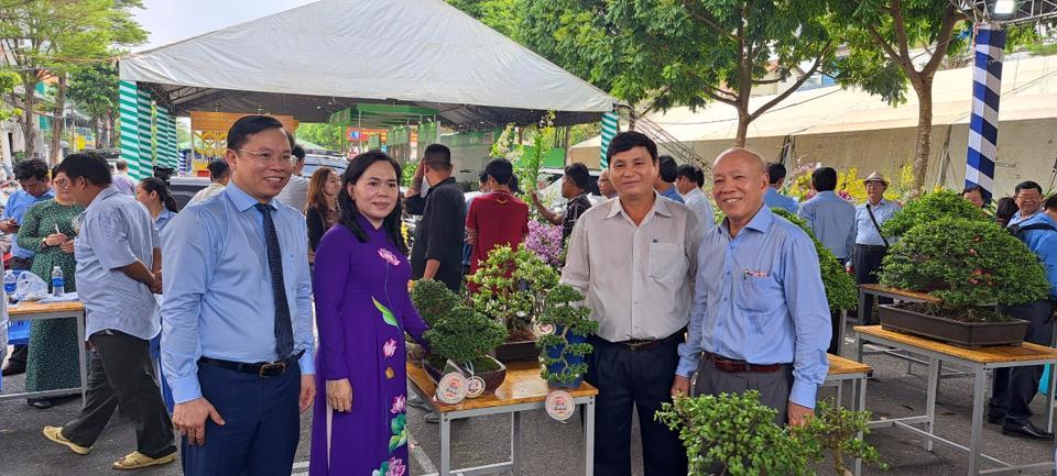 Đại biểu chiêm ngưỡng khu trưng bày bon sai. (ảnh: Tân Tiến).