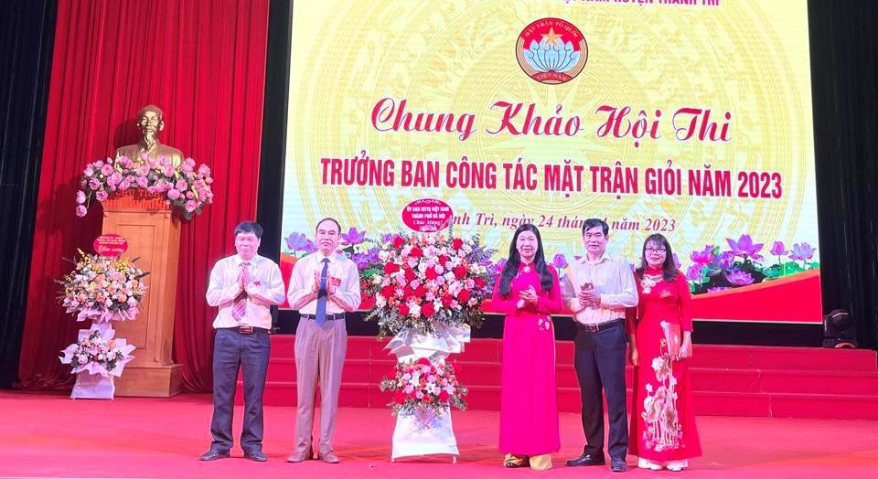 Chủ tịch Ủy ban MTTQ Việt Nam TP Hà Nội Nguyễn Lan Hương tặng hoa chúc mừng hội thi