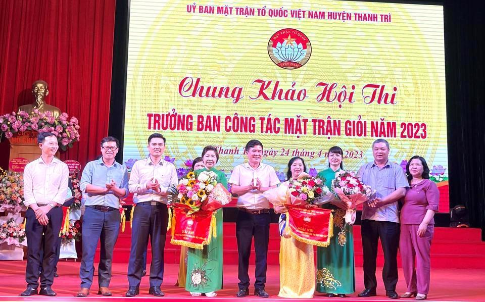 Lãnh đạo huyện Thanh Trì trao giải Nhì cho 2 thí sinh đạt giải.