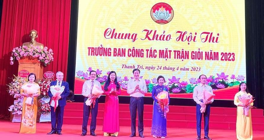 Chủ tịch Ủy ban MTTQ Việt Nam TP Hà Nội Nguyễn Lan Hương và Bí thư Huyện ủy Thanh Trì Lê Tiến Nhật tặng hoa cho các thí sinh