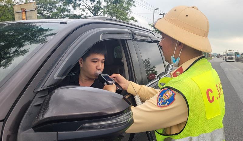 Các tổ công tác tiếp tục triển khai quyết liệt chuyên đề kiểm tra nồng độ cồn trên các tuyến đường