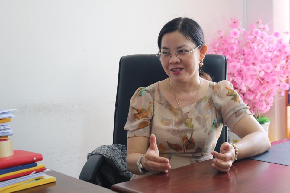 TS. Phạm Thị Phương Thúy, Phó Trưởng phòng Khoa học Công nghệ Trường Đại học Trà Vinh chia sẻ về những hiểu quả của cây dừa sáp cấy phôi. Ảnh Lê Chinh