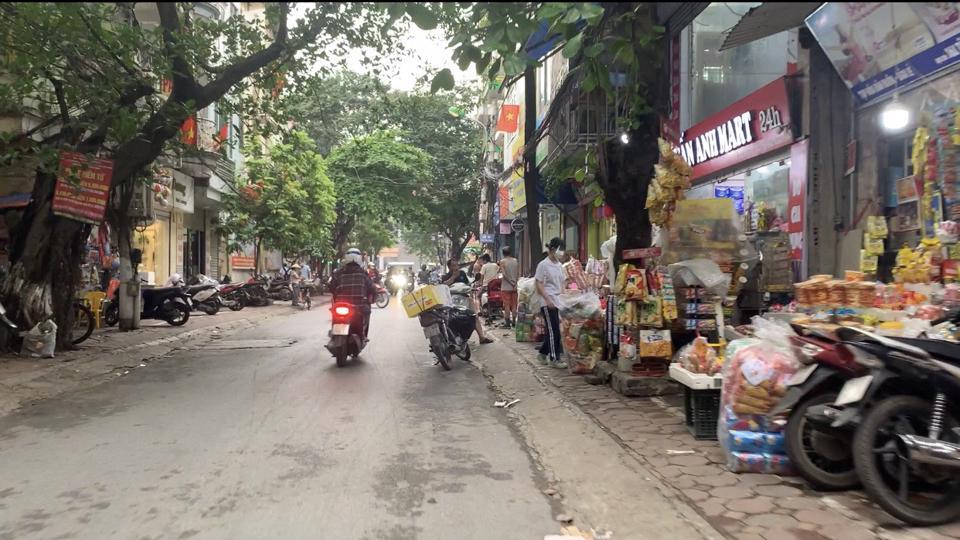 Các cửa hàng, siêu thị đua nhau chiếm dụng vỉa hè làm nơi bày bán hàng hóa.