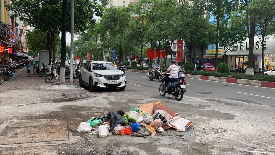 Rác thải tập kết sai quy định trên phố Tân Mai.