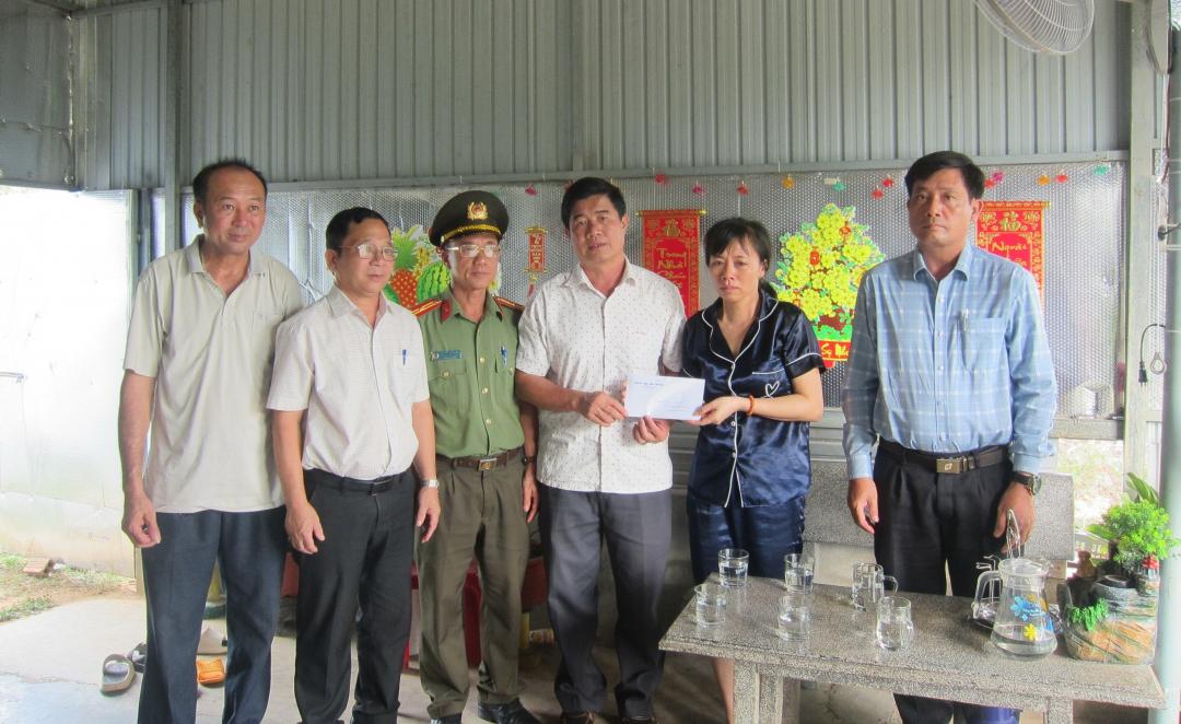 Lãnh đạo huyện Ea Súp trao tiền hỗ trợ cho tiểu thương bị thiệt hai trong vụ cháy chợ
