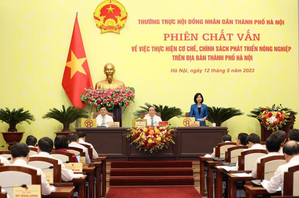 Phó Chủ tịch Thường trực HĐND thành phố Phùng Thị Hồng Hà phát biểu tại phiên chất vấn