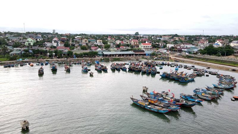 Tình trạng luồng lạch cửa biển Cửa Tùng bị bồi lấp khiến nhiều tàu cá công suất lớn phải di chuyển đến cảng cá khác hoặc nhiều lúc phải nằm bờ chờ thủy triều lên mới lai dắt, rào vào cửa biển an toàn.