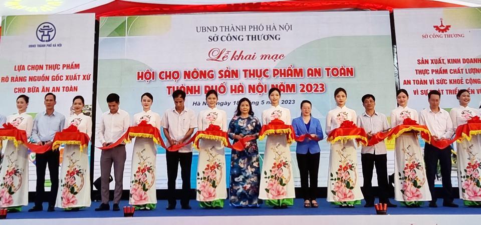 Các đại biểu cắt băng khai mạc “Hội chợ nông sản thực phẩm an toàn TP Hà Nội năm 2023”. Ảnh: Hoài Nam