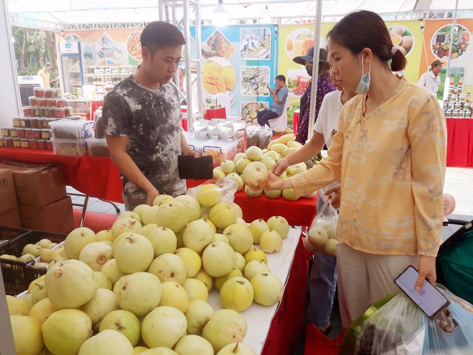 Người tiêu dùng tiếp cận sản phẩm nông sản tại “Hội chợ nông sản thực phẩm an toàn TP Hà Nội năm 2023”. Ảnh: Hoài Nam