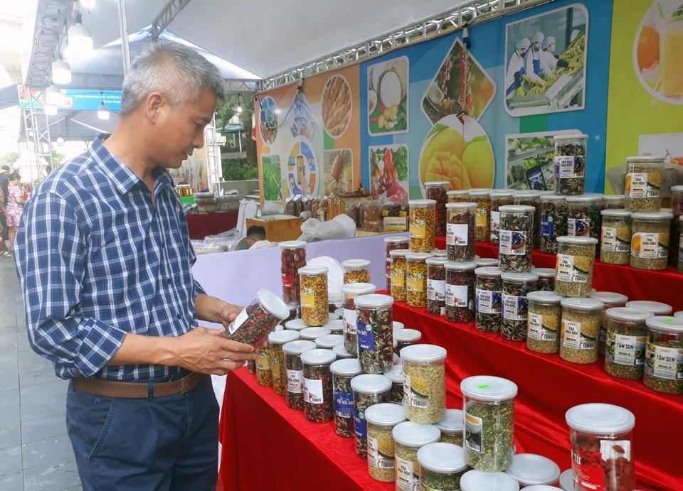 Người tiêu dùng mua hàng khuyến mại, giảm giá tại sự kiện “Ngày hội khuyến mại hàng tiêu dùng và nông sản”. Ảnh: Hoài Nam