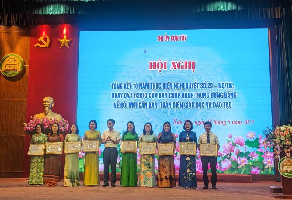 Trao thưởng cho những tập thể và cá nhân có thành tích trong 10 năm thực hiện Nghị quyết số 29-NQ/TW ngày 4/11/2013 của Ban Chấp hành Trung ương Đảng về đổi mới căn bản, toàn diện giáo dục và đào tạo.