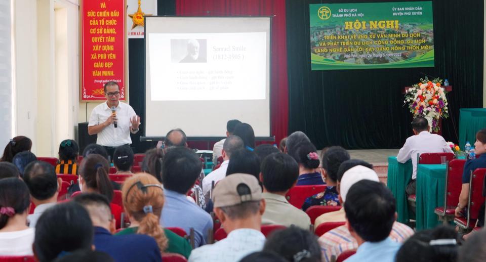 Chuyên gia du lịch hướng dẫn người dân Phú Xuyên kỹ năng ứng xử văn minh trong du lịch. Ảnh: Hoài Nam