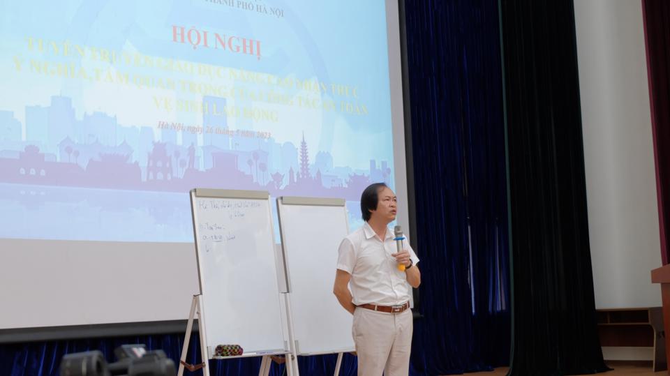 Báo cáo viên Ngô Kế Nghiệp chia sẻ tại hội nghị. Ảnh: Lâm Nguyễn.