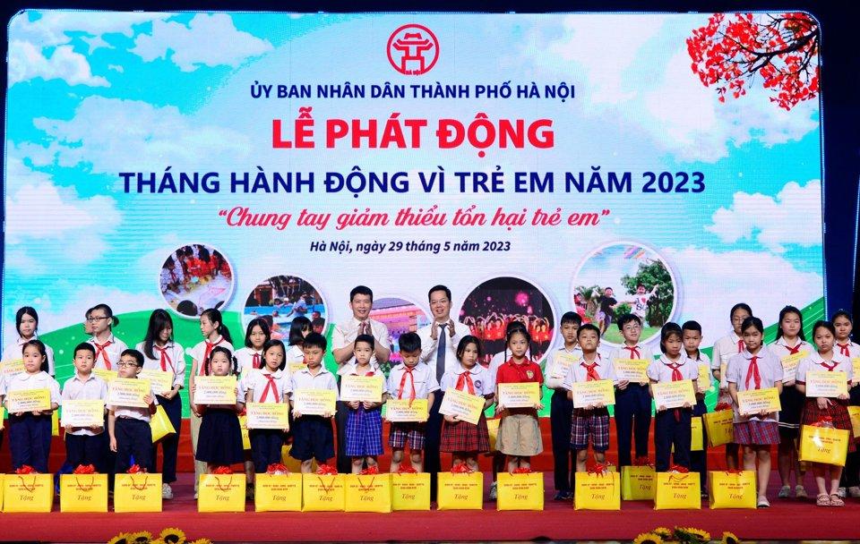 Lãnh đạo quận Hoàn Kiếm trao tặng học bổng và quà cho 40 trẻ em có hoàn cảnh khó khăn vươn lên học tốt của quận Hoàn Kiếm. Ảnh: Phạm Hùng.