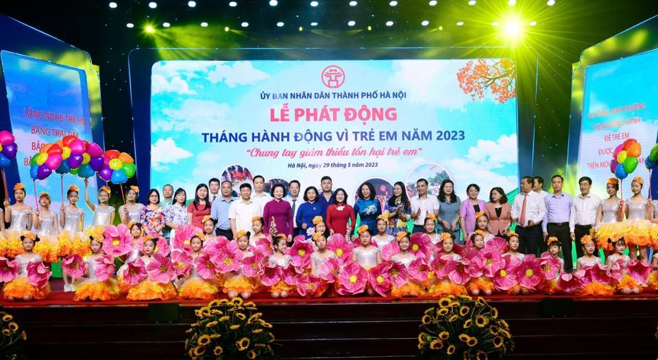 Lãnh đạo Bộ LĐTB&XH, TP Hà Nội và các đại biểu chụp ảnh lưu niệm với trẻ em tại Lễ phát động Tháng hành động vì trẻ em TP Hà Nội năm 2023. Ảnh: Phạm Hùng.