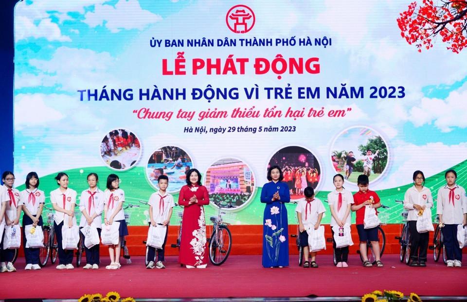 Thứ trưởng Bộ LĐTB&XH Nguyễn Thị Hà và Phó Bí thư Thường trực Thành ủy Hà Nội Nguyễn Thị Tuyến trao tặng quà và xe đạp cho trẻ em. Ảnh: Phạm Hùng.