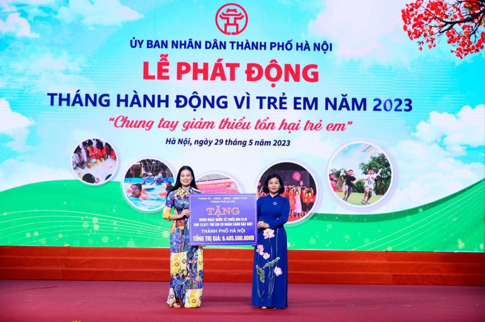 Phó Bí thư Thường trực Thành ủy Hà Nội Nguyễn Thị Tuyến trao biển tượng trưng kinh phí hỗ trợ Quỹ Bảo vệ trẻ em TP Hà Nội cho Giám đốc Sở LĐTB&XH Hà Nội Bạch Liên Hương. Ảnh: Phạm Hùng. 