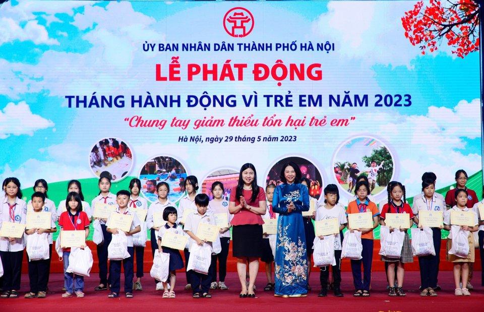 Phó Cục trưởng Cục Trẻ em Nguyễn Thị Nga và Phó Chủ tịch UBND TP Hà Nội Vũ Thu Hà trao quà và học bổng cho trẻ em. Ảnh: Phạm Hùng.