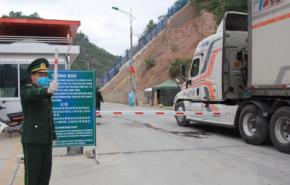 Cán bộ biên phòng Tân Thanh, Lạng Sơn điều tiết xe nông sản xuất khẩu. Ảnh: Quang Duy