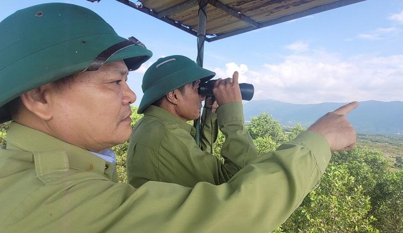 Cán bộ, nhân viên Ban Quản lý Rừng phòng hộ Nam Hà Tĩnh duy trì trực gác 24/24h tại các chòi canh lửa