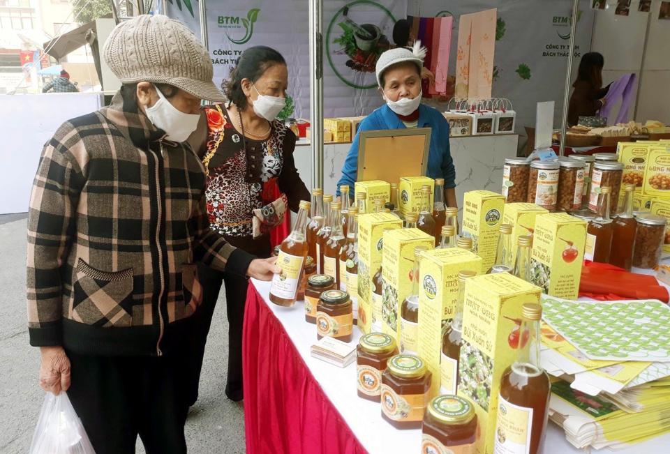 Người tiêu dùng tiếp cận sản phẩm OCOP tại Festival Nông sản, sản phẩm OCOP do HPA tổ chức tại huyện Phú Xuyên. Ảnh: Hoài Nam