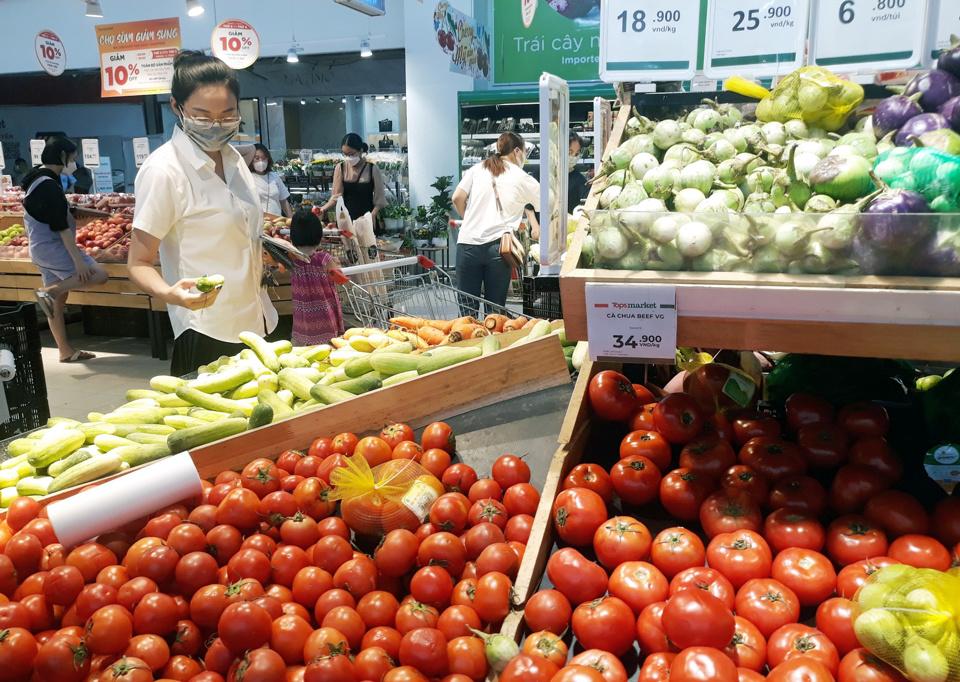 Người tiêu dùng mua rau, củ quả tại siêu thị Big C&Go. Ảnh: Hoài Nam