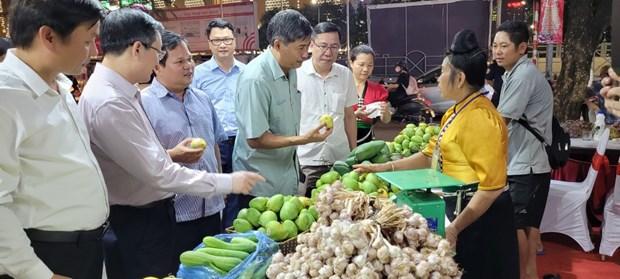 Tuần lễ nông sản Sơn La tạo sức hút với khách hàng Thủ đô. (Ảnh: Đức Duy/Vietnam+)  