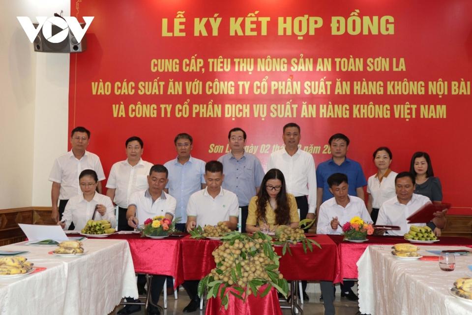 Ký kết hợp đồng cung cấp, tiêu thụ nông sản an toàn Sơn La trên các chuyến bay.