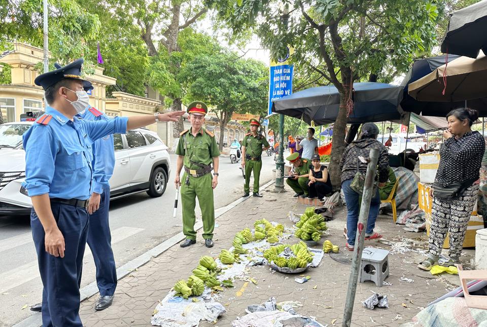 Lực lượng chức năng nhắc nhở cá nhân báy bán ra sát mặt đường tiềm ẩn nguy cơ mất an toàn giao thông  và không đảm bảo vệ sinh môi trường