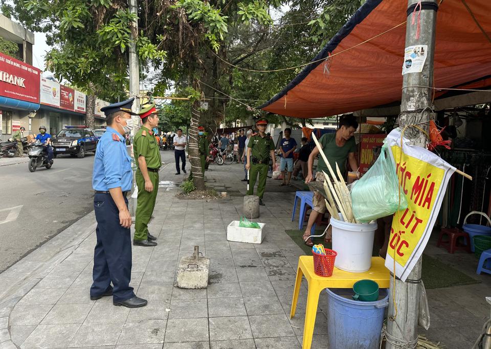 Tổ công tác xử lý vi phạm trên phố Bà Triệu