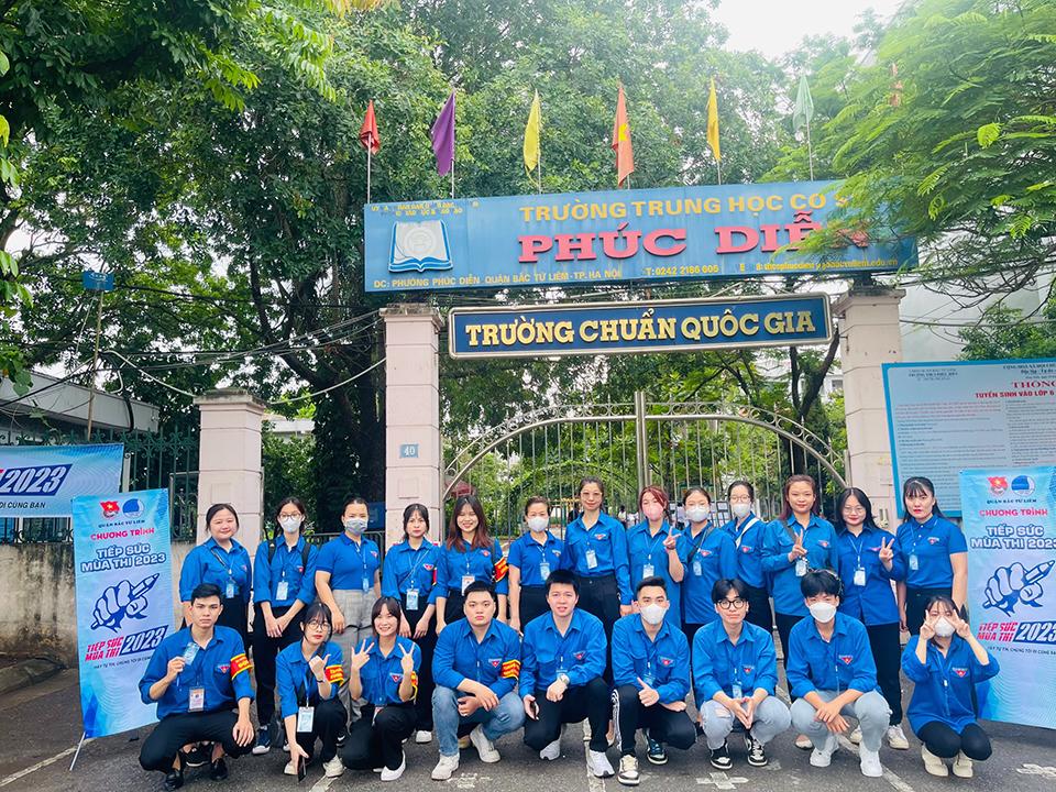 Thanh niên tình nguyện tại điểm trường THCS Phúc Diễn đã sẵn sàng phục vụ kỳ thi tuyển sinh lớp 10 THPT