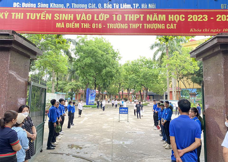 Tại 6 điểm thi, Quận Đoàn đã bố trí mỗi điểm thi 20 thanh niên tình nguyện trực ngoài khu vực cổng trường, sẵn sàng hỗ trợ thí sinh và người nhà thí sinh khi có nhu cầu.