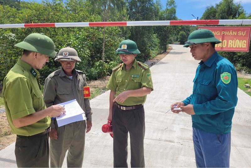 Lực lượng Kiểm lâm và các địa phương, đơn vị chủ rừng ở tỉnh Hà Tĩnh lập chốt giám sát người, phương tiện ra, vào các khu vực rừng trọng điểm dễ cháy