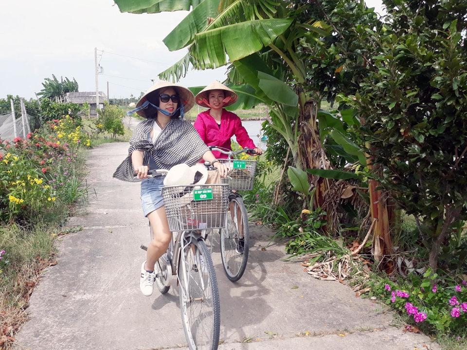 Khách du lịch tham quan Cồn Chim (Trà Vinh). Ảnh: Hoài Nam