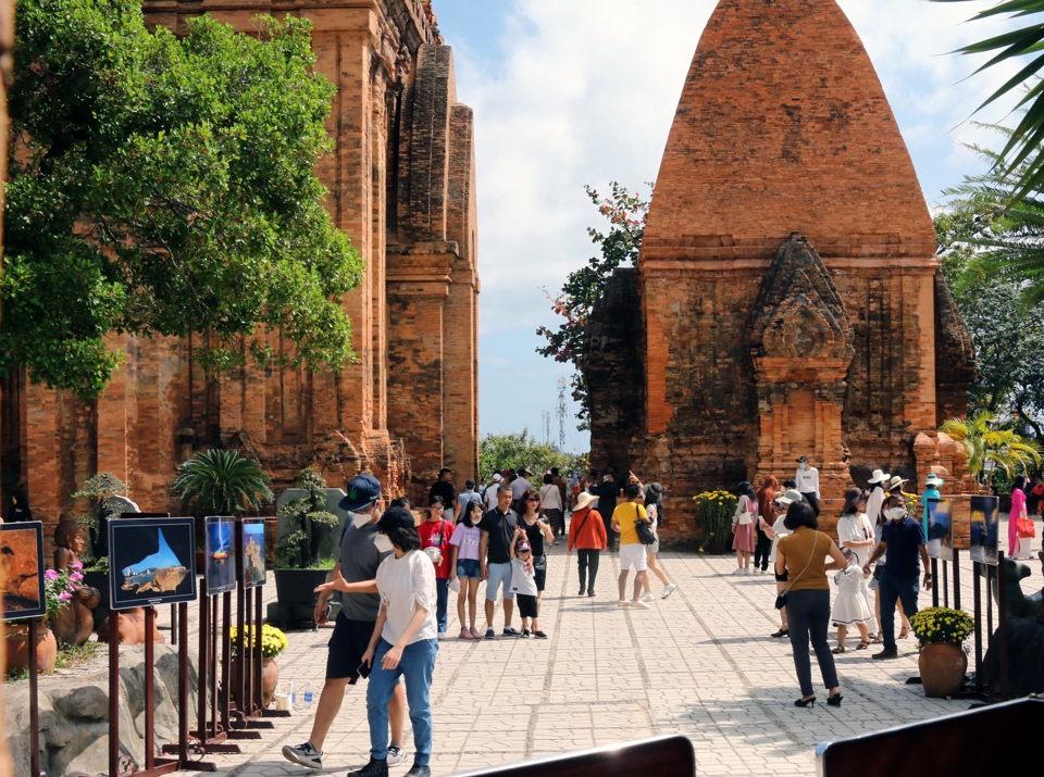 Khách du lịch tham quan Tháp Bà Ponagar (Nha Trang). Ảnh: Hoài Nam