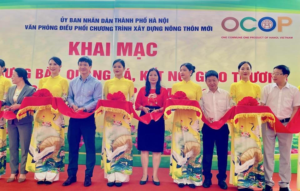 Đại biểu cắt băng khai mạc khu trưng bày, giới thiệu sản phẩm OCOP tại Cung Văn hoá Hữu nghị Việt Xô.