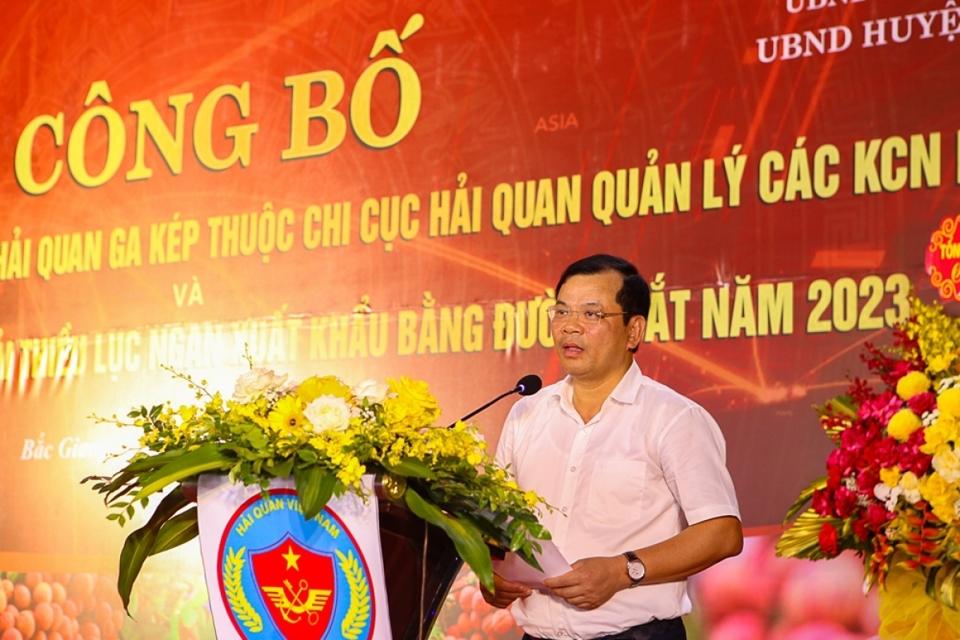 Ông Phan Thế Tuấn - Phó Chủ tịch UBND tỉnh Bắc Giang phát biểu tại lễ công bố quyết định thành lập Đội Nghiệp vụ Hải quan Ga liên vận Kép và tổ chức xuất hành vận chuyển vải thiều Lục Ngạn xuất khẩu bằng đường sắt.  