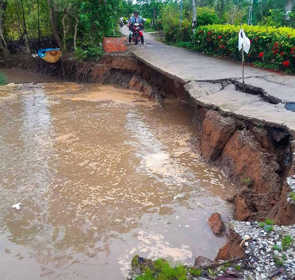 Một đoạn đường thuộc huyện Đầm Dơi, tỉnh Cà Mau sạt lở chia cắt giao thông. Ảnh: Nhật Hồ