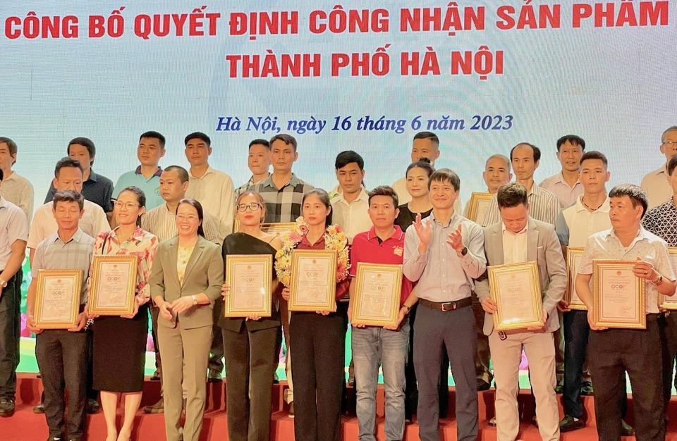 Các cá nhân, đơn vị được trao giấy chứng nhận sản phẩm OCOP vào sáng 16/6.