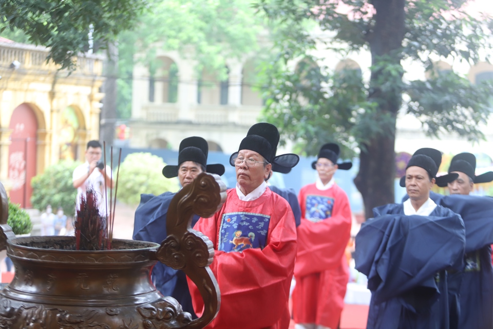 Theo Giám đốc Trung tâm Bảo tồn Di sản Thăng Long – Hà Nội Nguyễn Thanh Quang: Tết Đoan Ngọ được các vương triều tổ chức trang trọng với những lễ nghi mang tính cung đình. “Lịch triều hiến chương loại chí” và “Lê Triều Hội điển” đều cho biết, dưới triều Lê Trung Hưng, Tết  Đoan Ngọ cũng là dịp để nhà vua, hoàng tộc sửa soạn lễ phẩm dâng tiến lên tổ tiên và các bậc sinh thành.