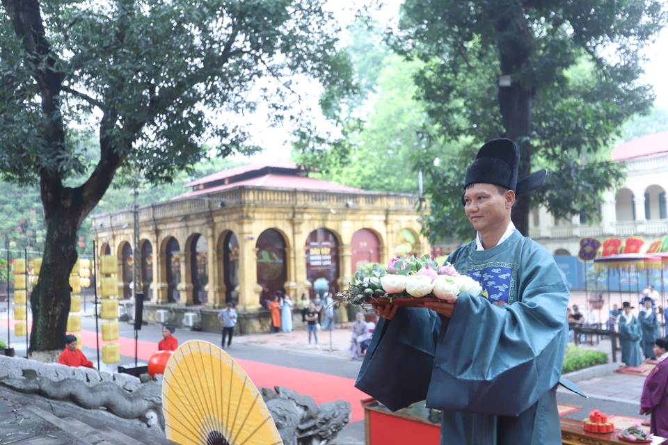 Trung tâm Bảo tồn Di sản Thăng Long - Hà Nội đã phối hợp Hội Di sản văn hóa Thăng Long và Công ty Cổ phần Ỷ Vân Hiên thực hiện nghi lễ tiến phẩm, dâng hương lên các vị tiên đế.