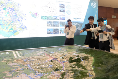 nguoi-tan-tim-hieu-thong-tin-quy-hoach-phat-trien-do-thi-ve-tinh-tai-ha-noi-anh-cong-hung-1.JPG (400×267)