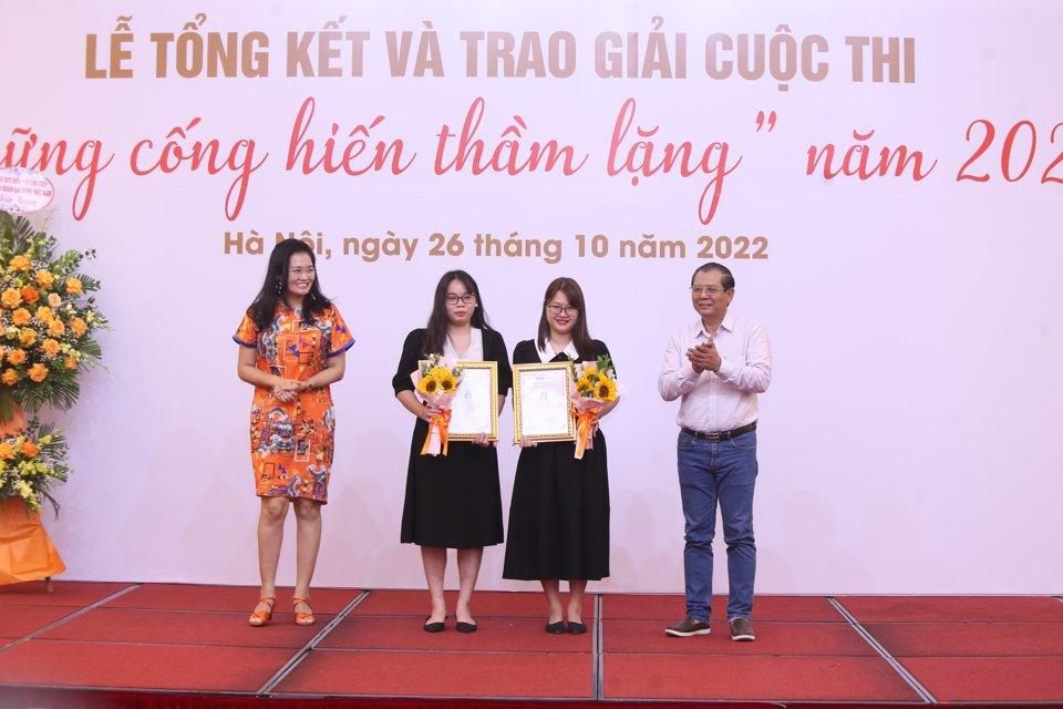 Bà Hoàng Phương Thảo - Trưởng đại diện của tổ chức ActionAid Quốc tế tại Việt Nam (AAV) và ông Tô Quang Phán - Chủ tịch Hội Nhà báo TP Hà Nội trao giải cho nhóm tác giả Lê Thị Hoa - Lương Thị Hạnh (báo Lao động) đạt giải Nhất của cuộc thi