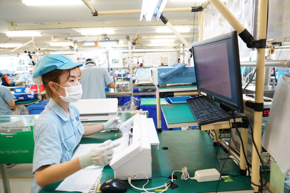 Hoạt động sản xuất thiết bị điện tử xuất khẩu tại Công ty TNHH Rhythm Precision Việt Nam, Khu công nghiệp Nội Bài, Hà Nội. Ảnh: Phạm Hùng  