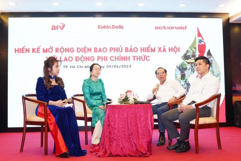 Các diễn giả trao đổi tại buổi tọa đàm chủ đề “Hiến kế mở rộng diện bao phủ bảo hiểm xã hội đối với lao động khu vực phi chính thức”.  