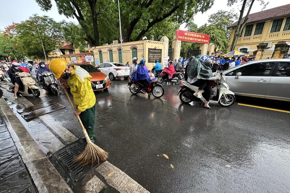 Tăng cường ứng trực ngăn chặn úng ngập ở các điểm thi - Ảnh 2