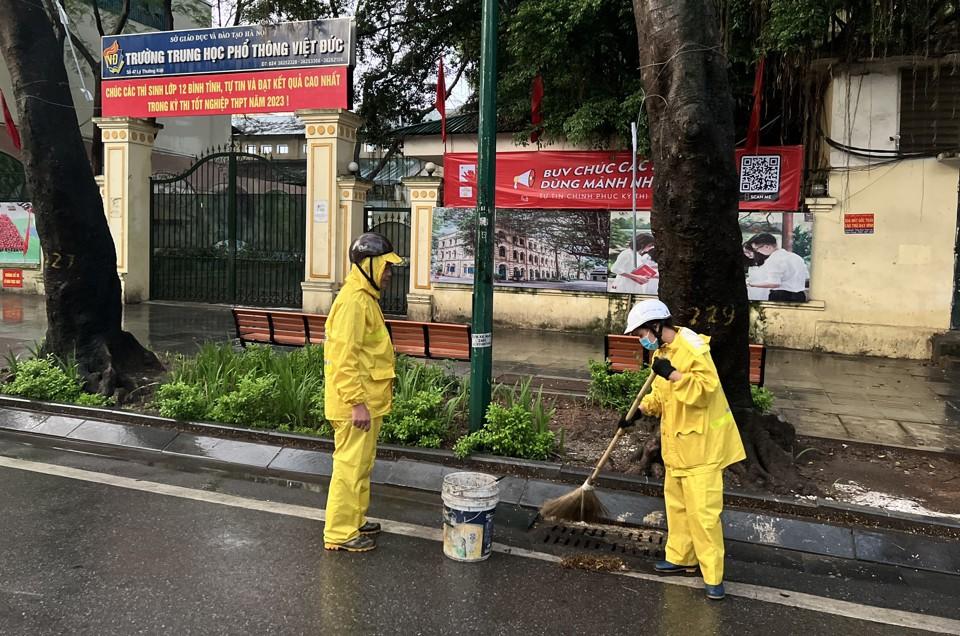 Công nhân thoát nước ứng trực tại điểm thi THPT Việt Đức.