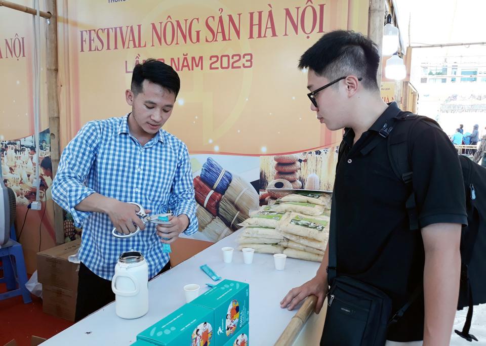 Người ti&ecirc;u d&ugrave;ng tiếp cận sản phẩm OCOP đặc sản v&ugrave;ng miền tại Festival n&ocirc;ng sản H&agrave; Nội lần 2 năm 2023. Ảnh: Ho&agrave;i Nam