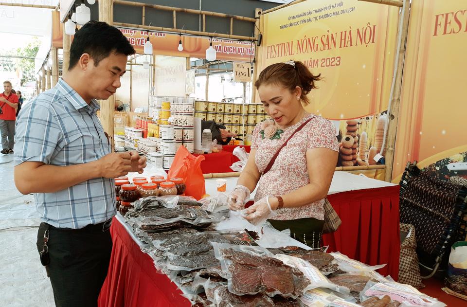 Người ti&ecirc;u d&ugrave;ng tiếp cận sản phẩm OCOP đặc sản v&ugrave;ng miền tại Festival n&ocirc;ng sản H&agrave; Nội lần 2 năm 2023. Ảnh: Ho&agrave;i Nam